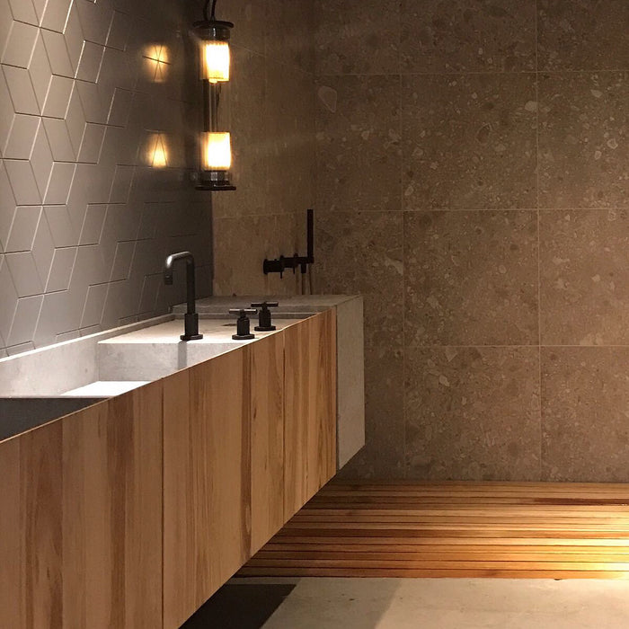 Compleet badkamer interieur met massief houten badmeubel