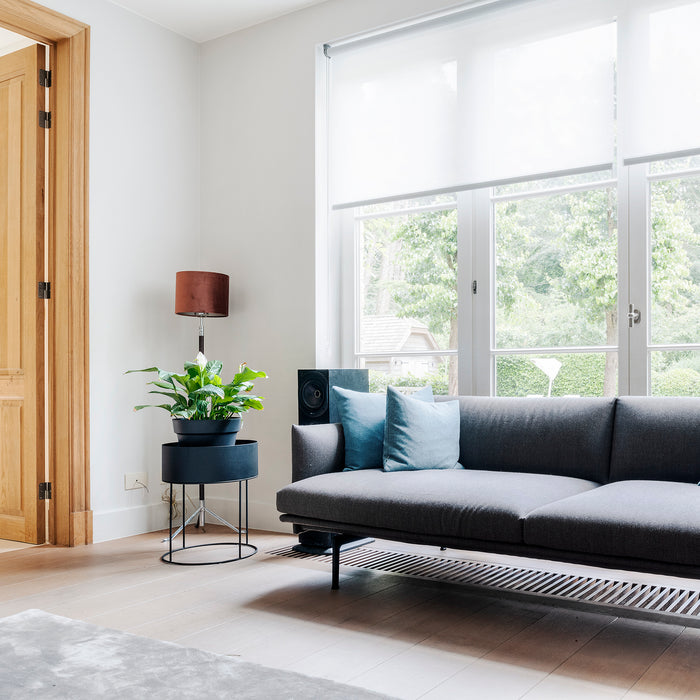 Stijlvol interieur met Muuto Outline sofa en Ferm Living Plant Box Round