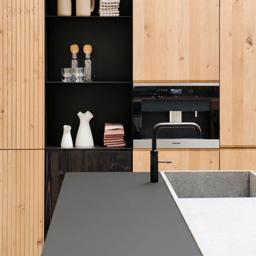 Moderne keuken met houten keukendeurtjes, plaatstaal vakken en Fenix werkblad