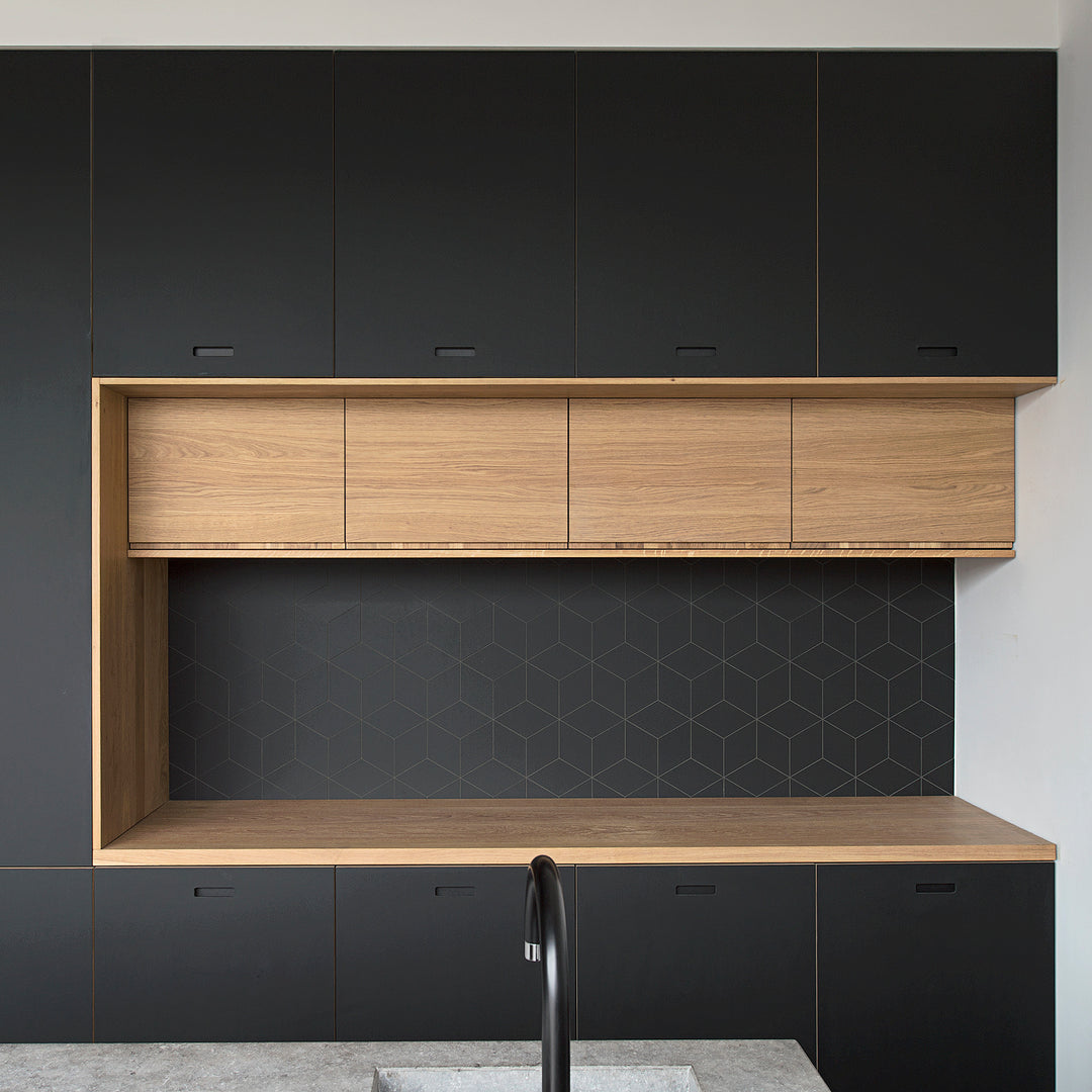Zwarte maatwerk design keuken met houten werkblad en panelen