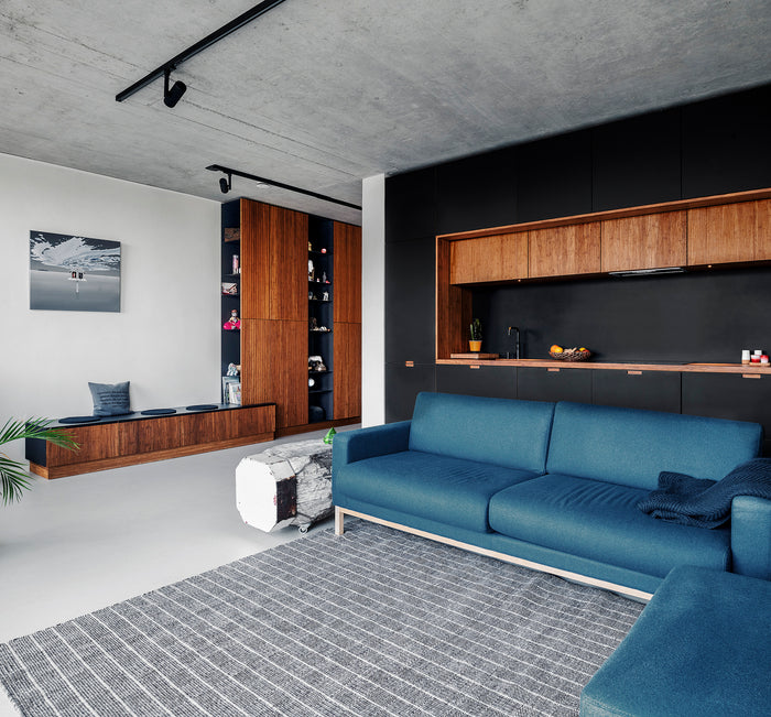 Luxe appartement met Fenix keuken kastenwand en bamboe wandkast op maat in de woonkamer