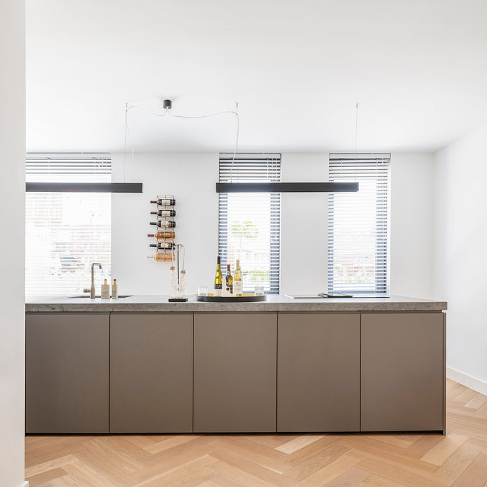 Groot kookeiland in de keuken met grijs stenen werkblad in betonlook en Fenix Grigio Londra keukenfronten en kastdeurtjes