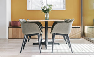 Muuto Fiber stoelen, maatwerk Still tafel en zitbank in massief hout en staal