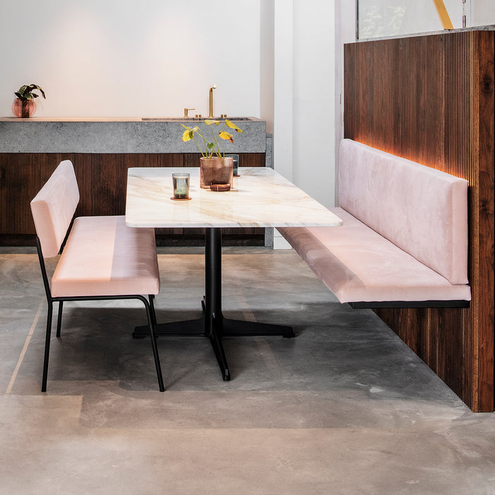Interieurontwerp met maatwerk tafel Still in marmer; zwevende zitbank, massief houten keuken met stenen werkblad en gegraveerde noten wandpanelen