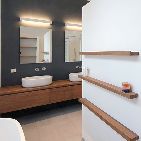 Wandplankjes en iroko badmeubel met ruime lades in de badkamer