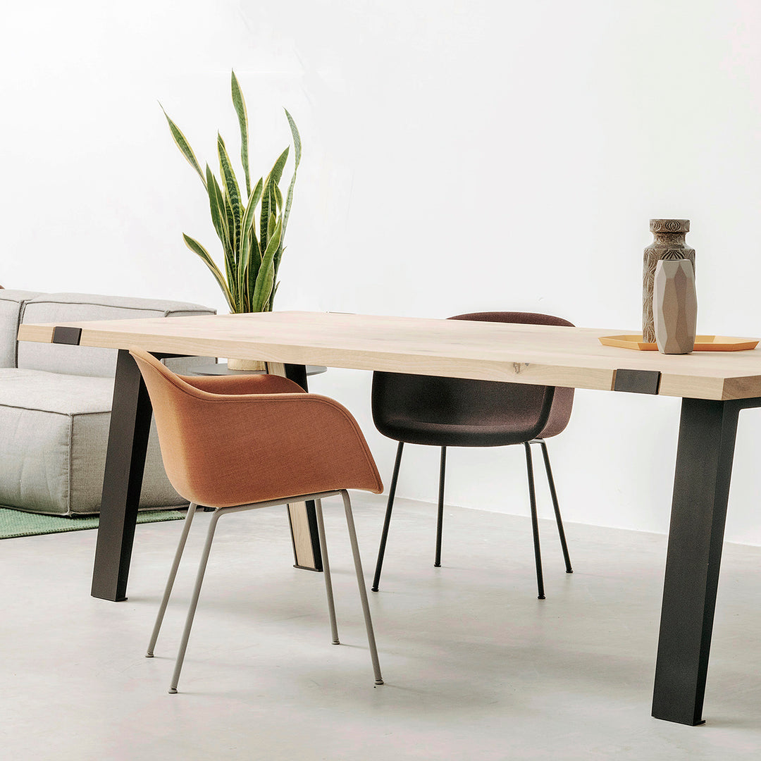 Stoere maatwerk Quint tafel met massief houten blad en Muuto Fiber Chair stoelen