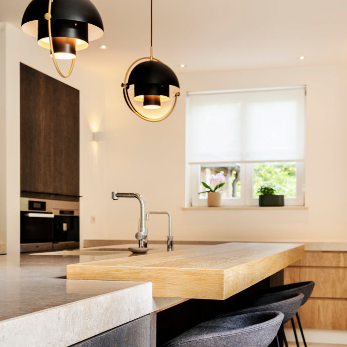 Donkere keuken met houten bar-blad en Gubi Multi-Lite hanglampen