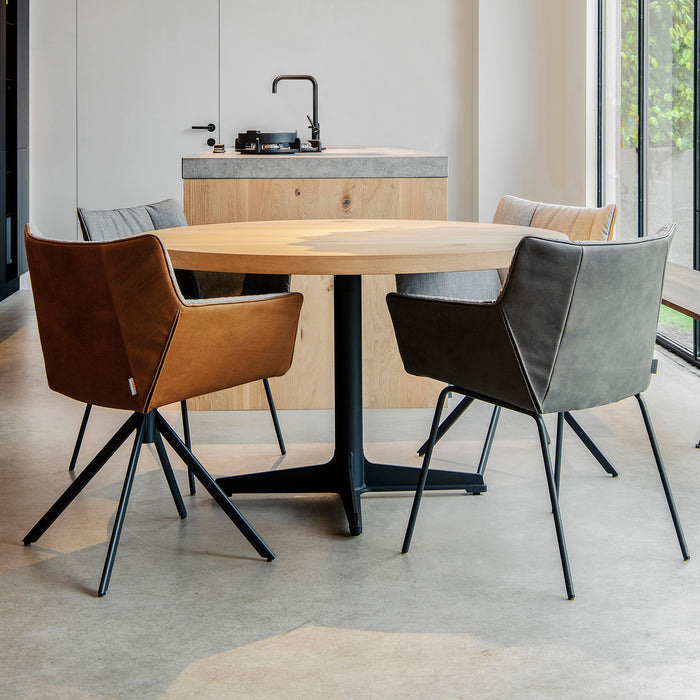 Keuken met ronde tafel Still op maat voorzien van een dik eiken blad en stalen middenpoot met vierteens voet