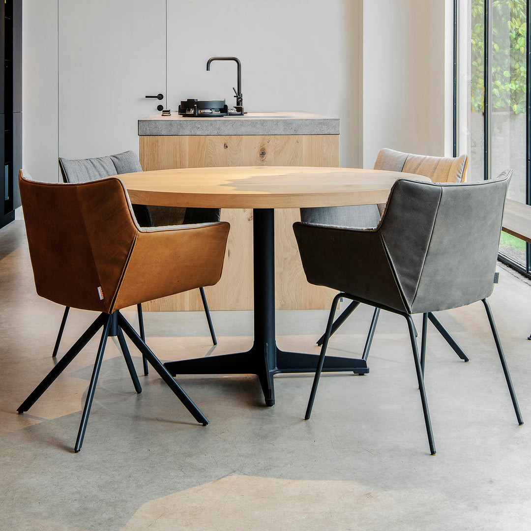 Lederen Label Gustav stoelen met stalen pootjes aan ronde maatwerk tafel Still met zwart stalen middenpoot