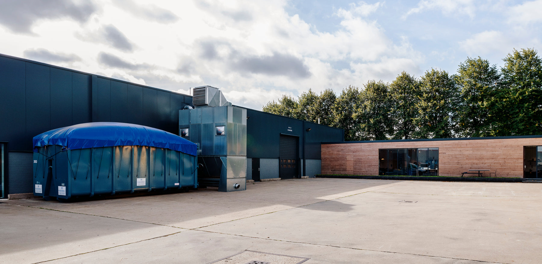 Showroom van Houtmerk in Breda met maatwerk designmeubels en meubelmakerij
