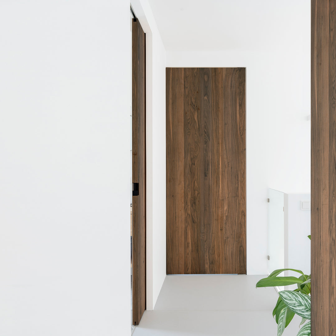 Houtmerk - Maatwerk houten Taatsdeur zonder kozijn - Noten Deuren Houtmerk   