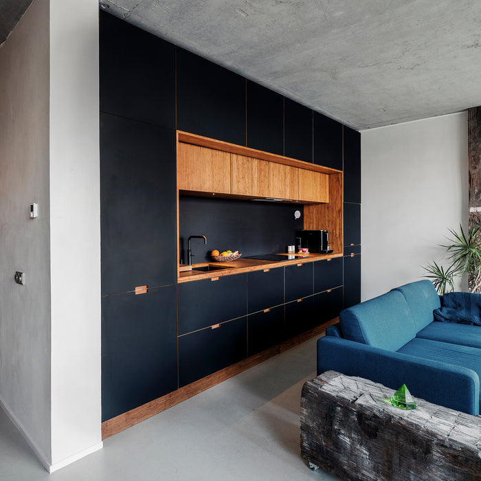 Keuken kastenwand in massief bamboe en zwart Fenix en werk-nis in het midden