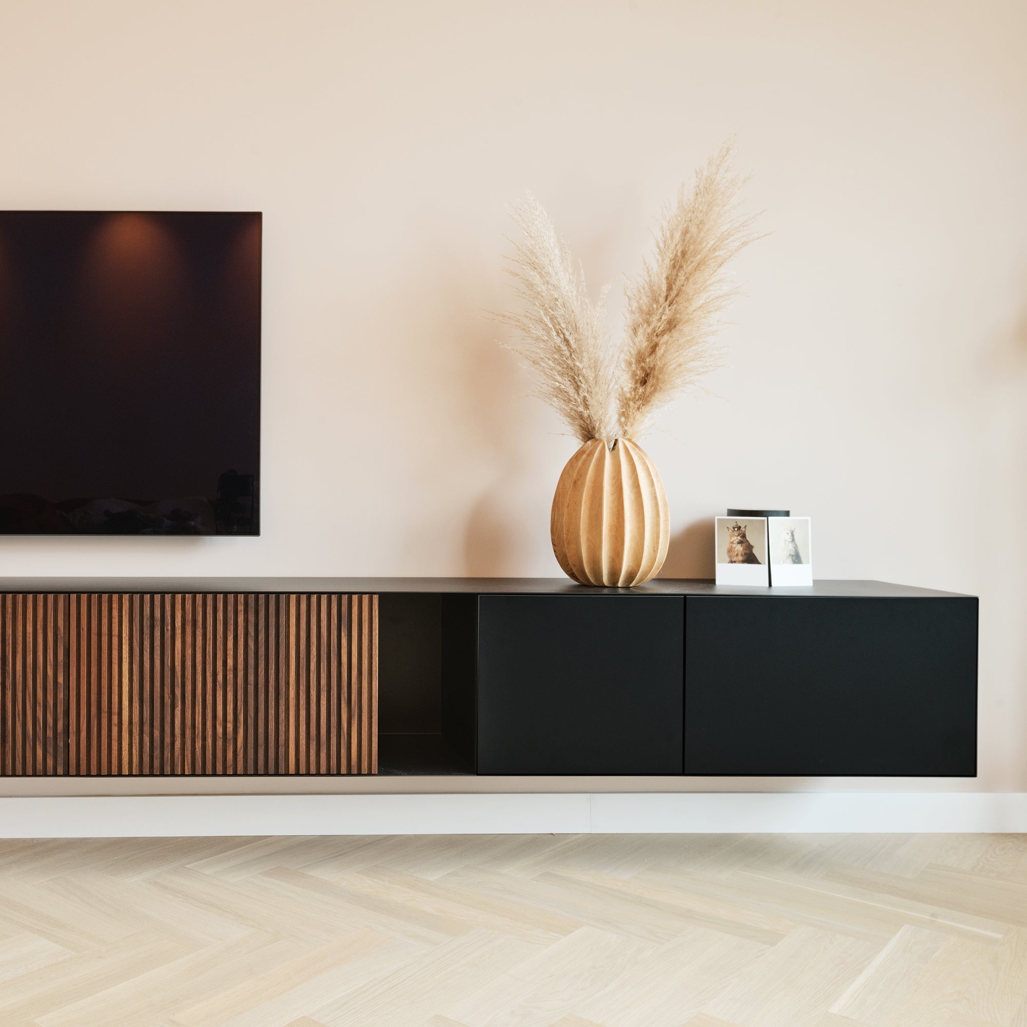 Houtmerk - Maatwerk Plato wandmeubel - Plaatstaal + Arpa Fenix + massief Noten- SALE Kasten Houtmerk   