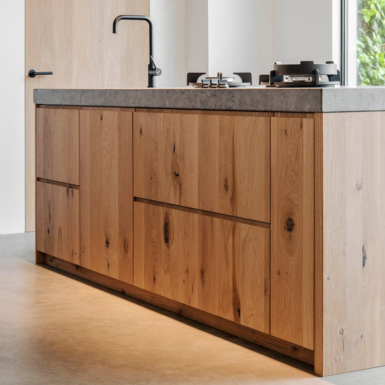 Houtmerk – Plinten voor keuken - maatwerk massief hout of Fenix Keukens Houtmerk   
